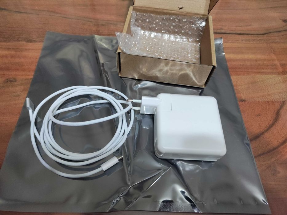 Продавам ново зарядно за MacBook -  96 W USB C MagSafe 3