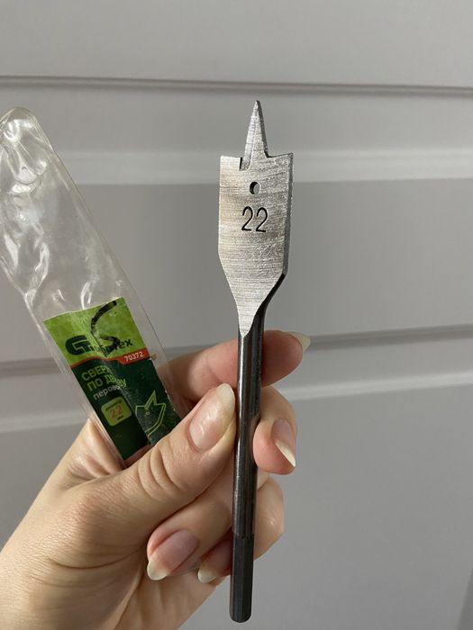 Продам кронштейн и сверло по дереву