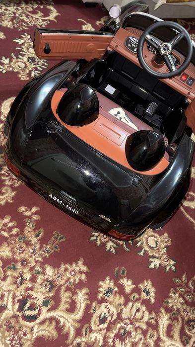 Игрушечная машина с пультом