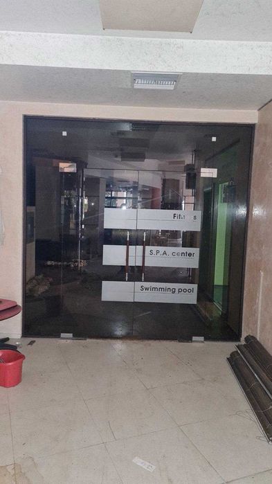 Продавам алуминиеви витрини с врати закалено стъкло – 5 различни комп.