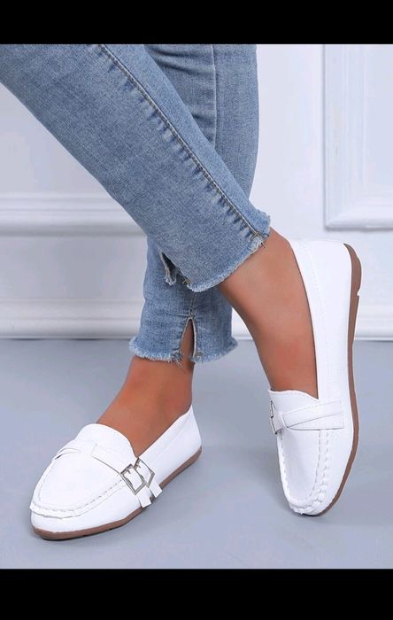 Бели обувки мокасини