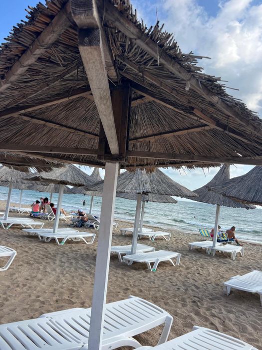 Sezlong lemn si umbrele stuf pentru plaja