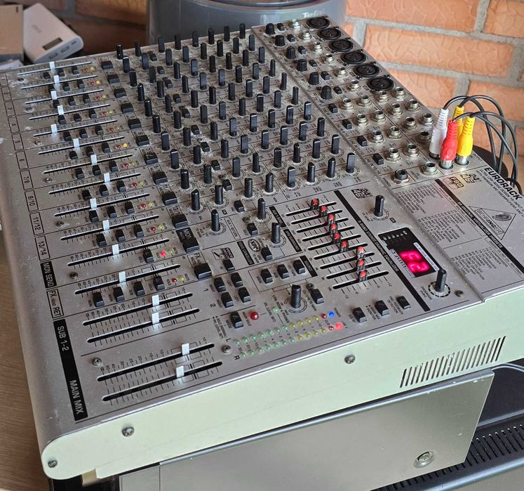 Mixer Behringer UB1832FX-PRO defect