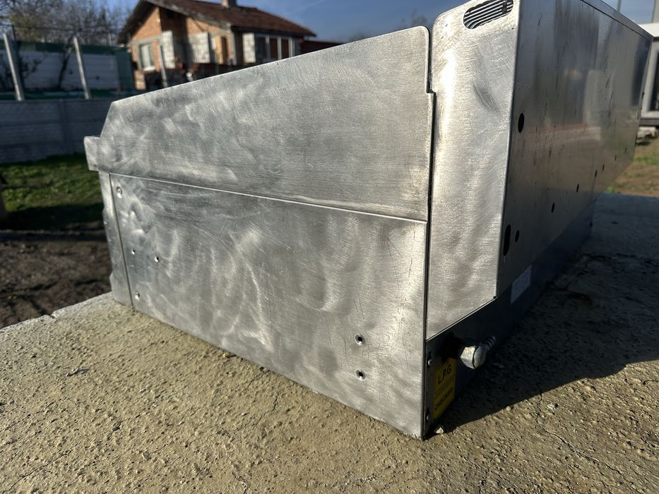 Газова скара с вулканични камъни с две зони