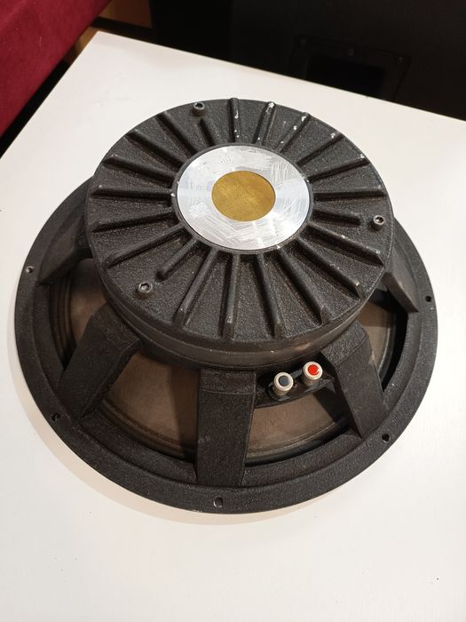Difuzor 15 inch, bobina 4 inch, nu cunosc mai multe detalii.