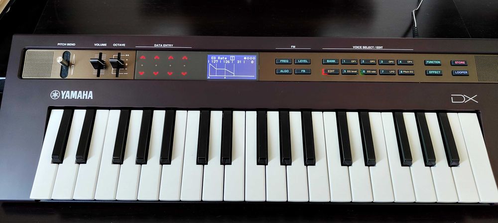 Vand Yamaha Reface DX – sintetizator FM compact, ca nou