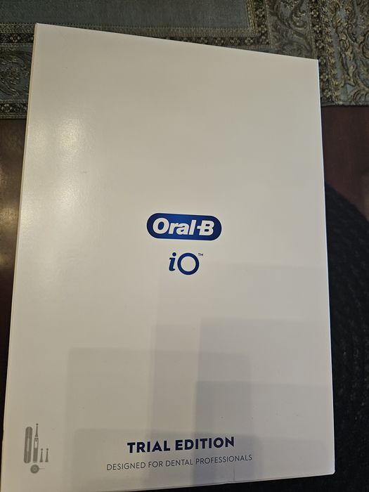 Ofer spre vanzare periuta de dinți electrica Oral B iO7 noua