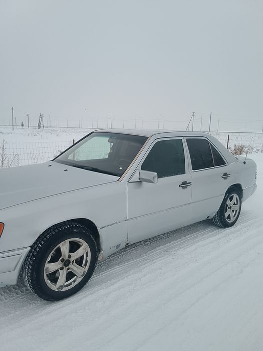 Мерседес Е 200 Машина на полном ходу.п