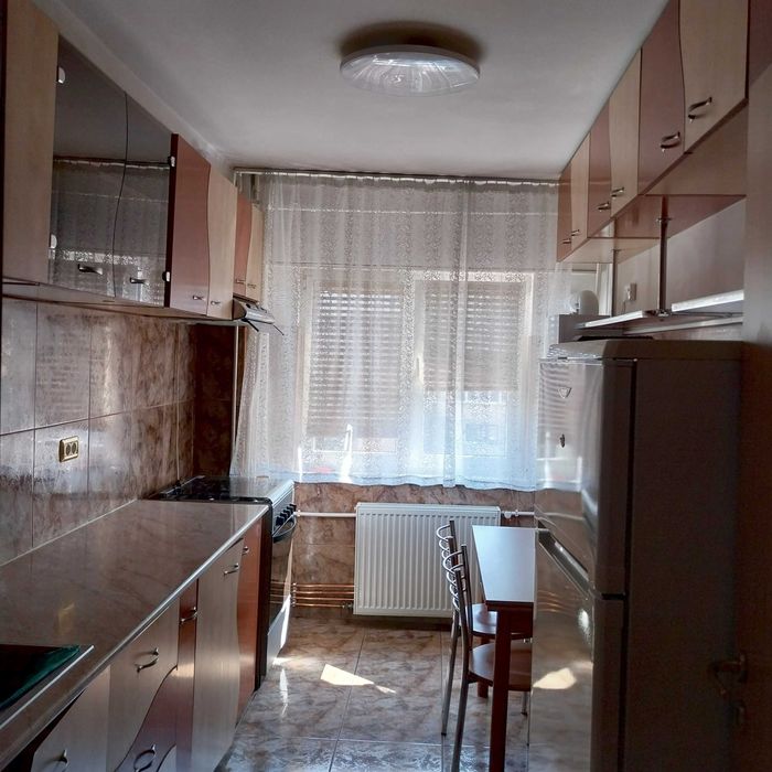 Inchiriez apartament doua camere si balcon, zona Zavoi