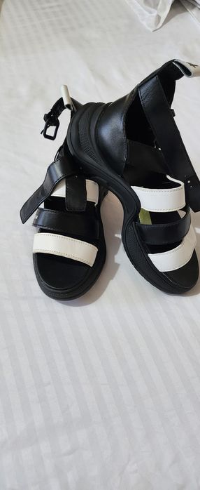 Sandale noi, culoare alb cu negru!