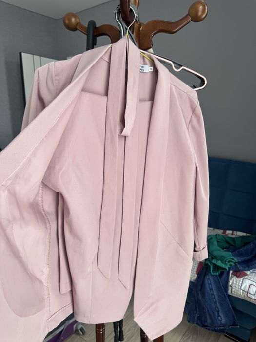 Продам деловые костюм новый