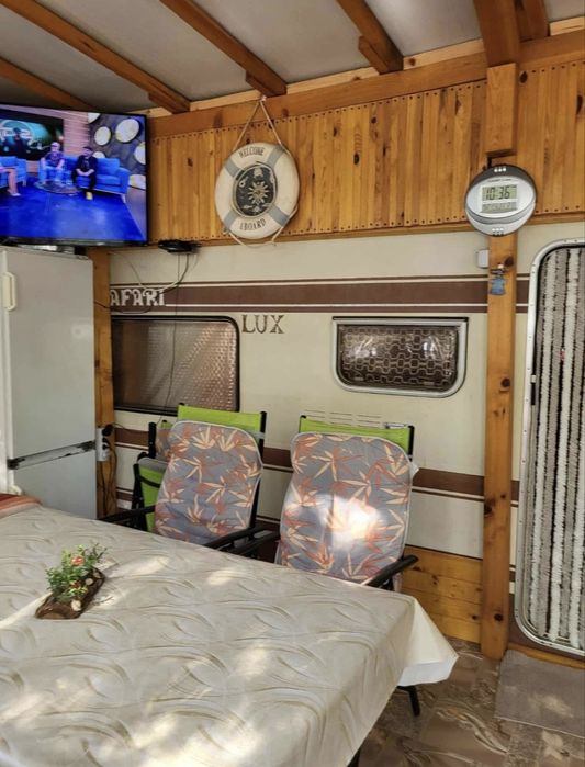 Продавам напълно оборудвана каравана с парко място.