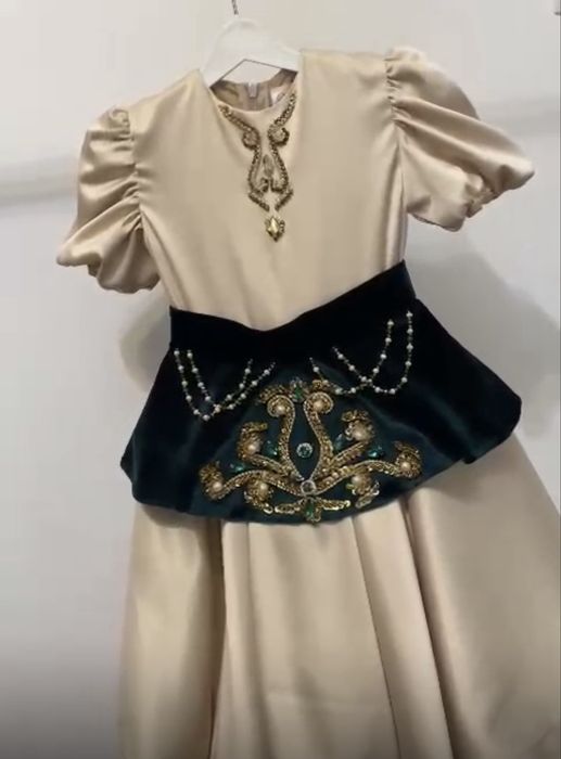 Продается шикарное платье на девочку