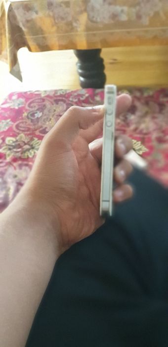 Iphane 4s holati yaxshi ekrani yorilgan