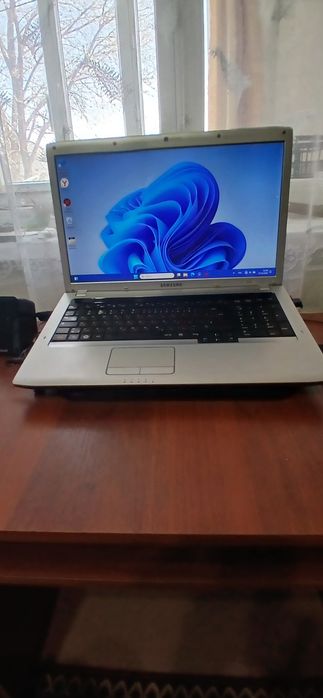 Продам ноутбук .