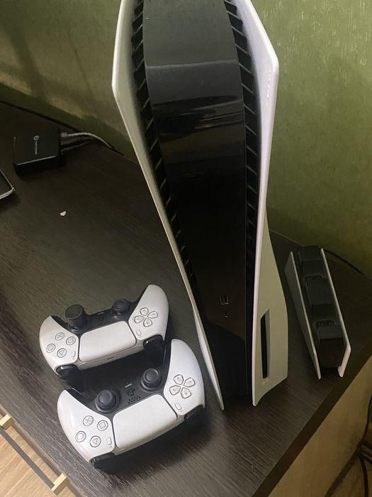 playstation 5 fat с дисководом 2 геймпада зарядная станция и пару игр
