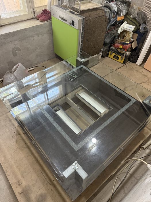 Прадам стол 1.25 м в хорошел состоянии с толстым стеклом