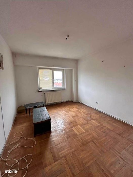 De vanzare apartament cu 3 camere si balcon, 2 bai, 70mp, 52000euro