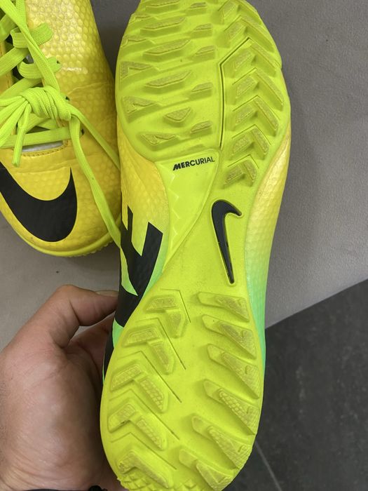 Adidasi fotbal, 40,5