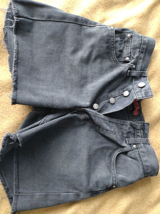 Blugi scurti, bluza zara.