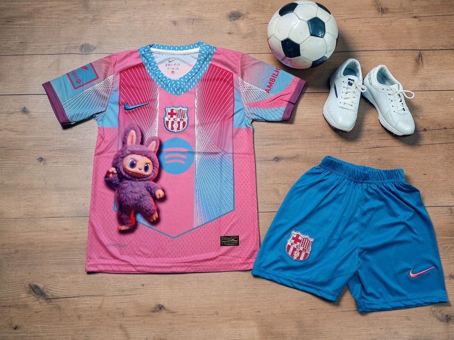 Детски футболен екип на Барселона – специално издание Labubu