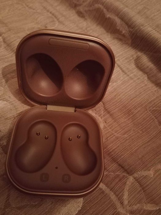 Продаю чехол для безпроводных наушниклв