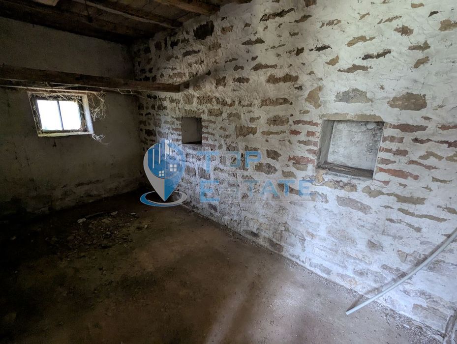 Двуетажна тухлена къща разположена в село Стамболово, община Павликен