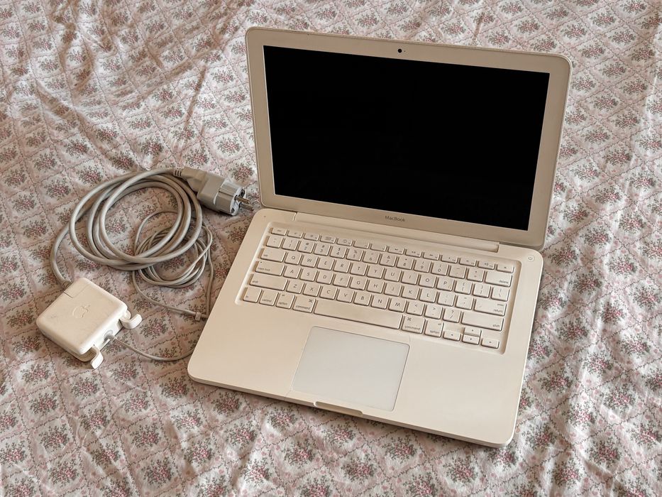 Apple MacBook white Late 2009 перфектно работещ