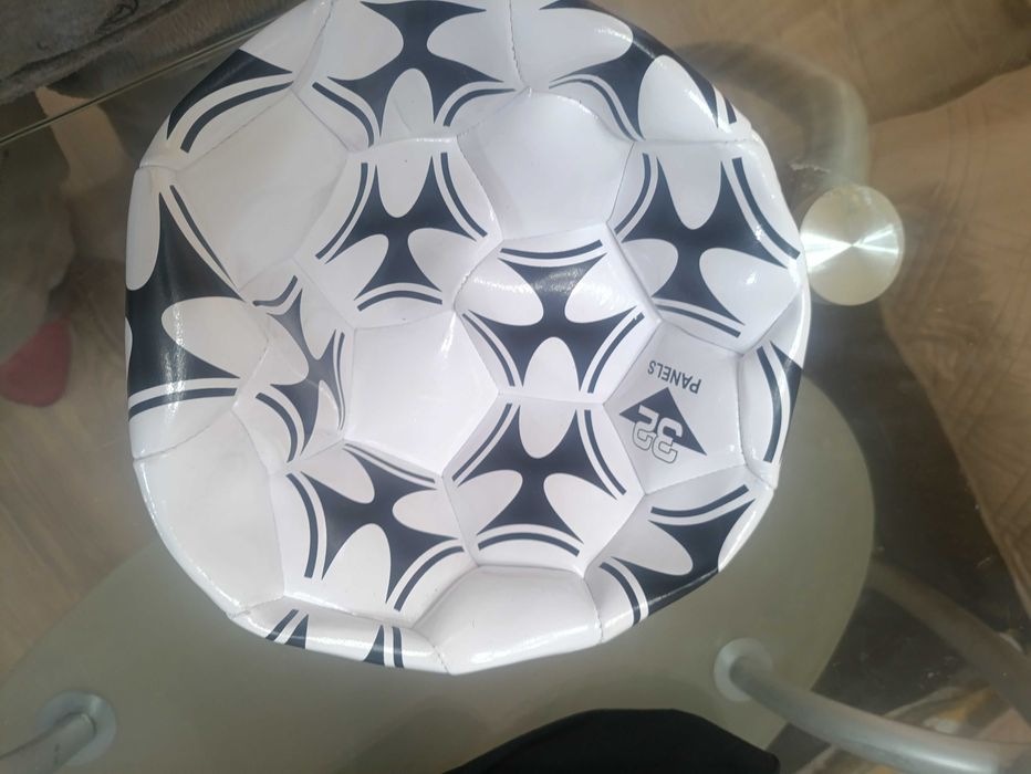 Мека подложка за седалка на велосипед ( чисто нова ), боне, чанта за кръст ( чисто нова ), футболна топка ( чисто нова).