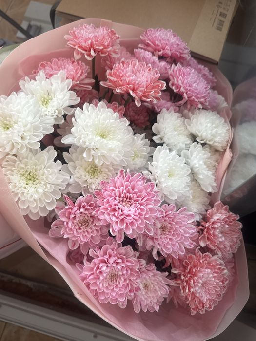 Свежие цветы разные  букеты