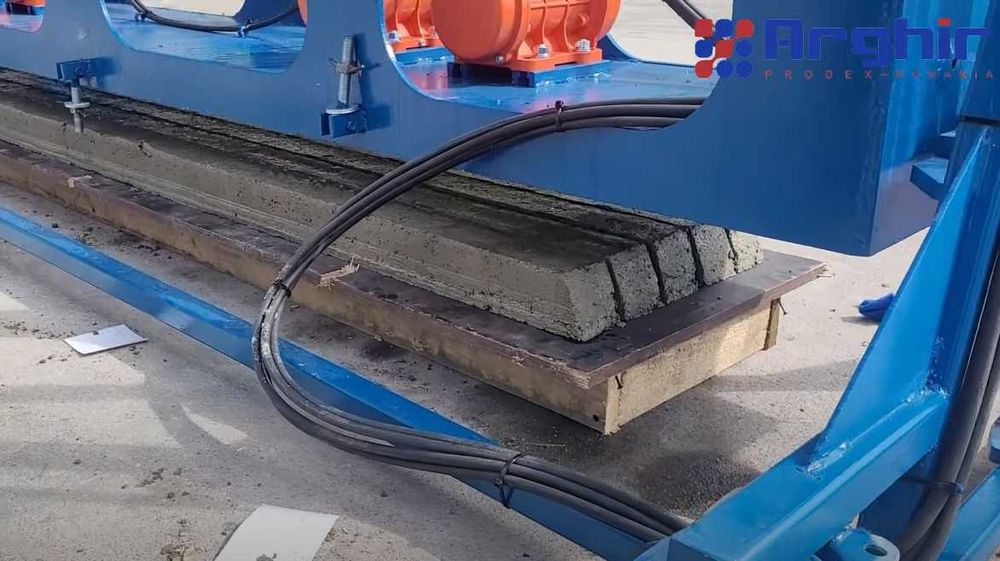 Masina Mobila pentru Stalpi din Beton - LONGIS