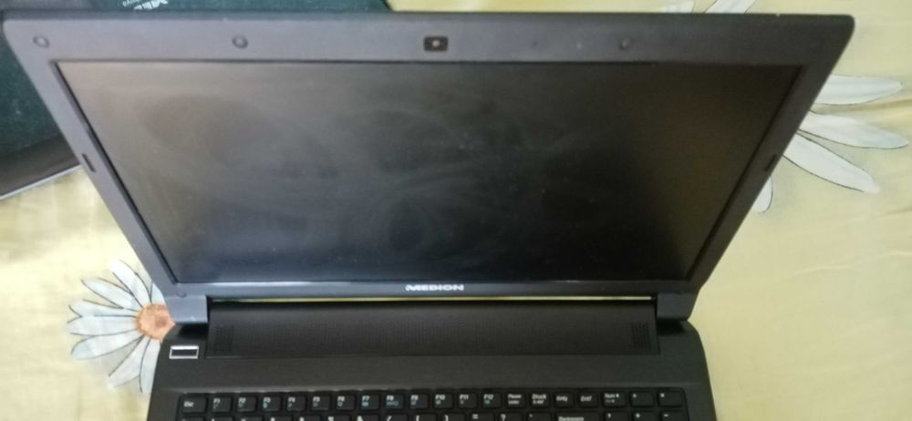 Продавам Лап топ мedion..