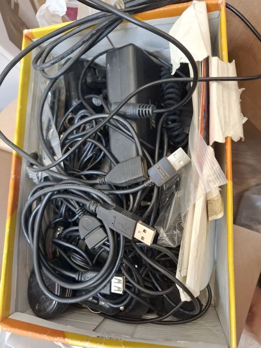 Шнуры разные, адаптеры.