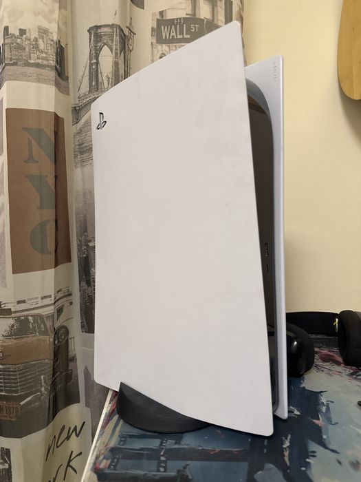 Playstation 5 с двумя джойстиками и 4 играми