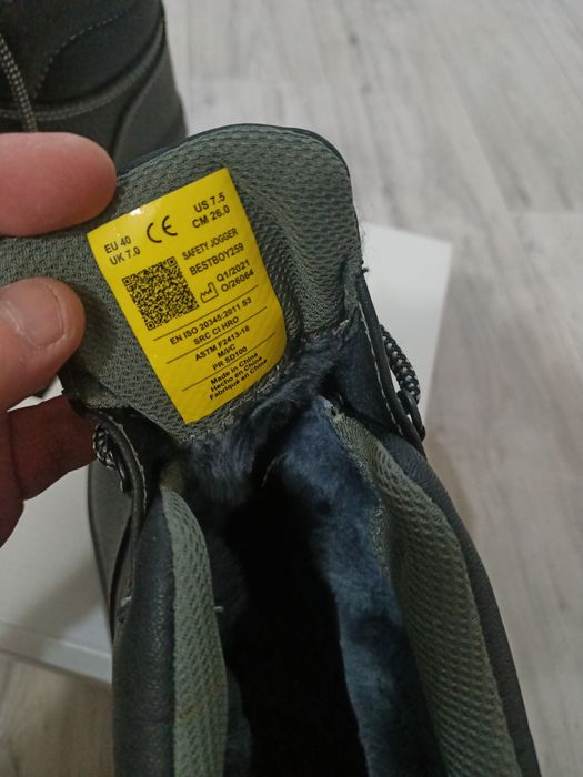 Продам Сефти ботинки