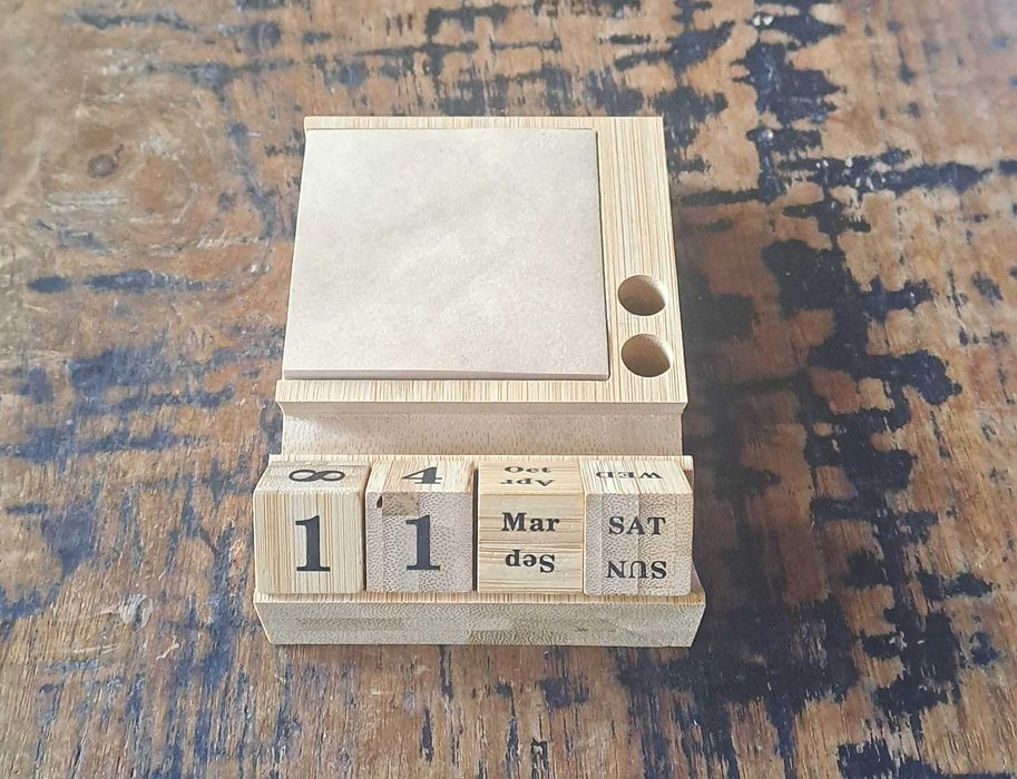 календар вечен с поставка за телефон 2 химикалки хартиено кубче бамбук