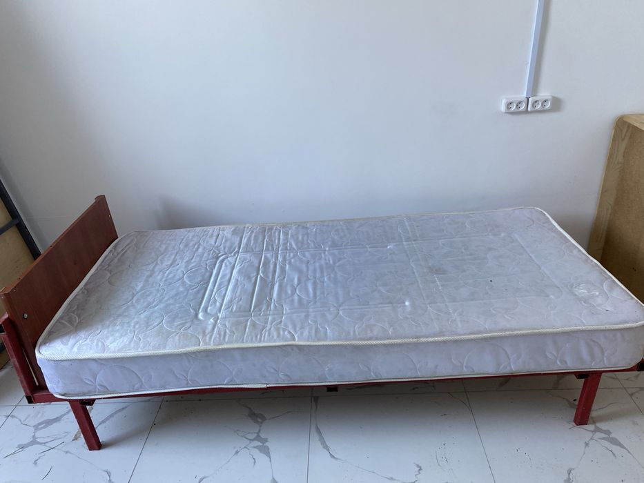 Продам кровать с матрасом