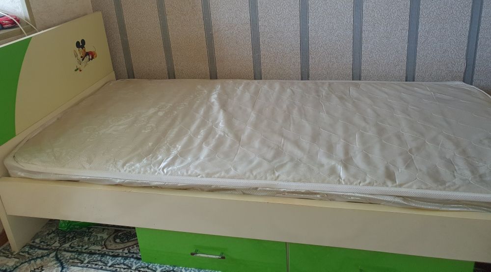 Детский кроват Акриловый в хорошем состоянии с тумбочкой