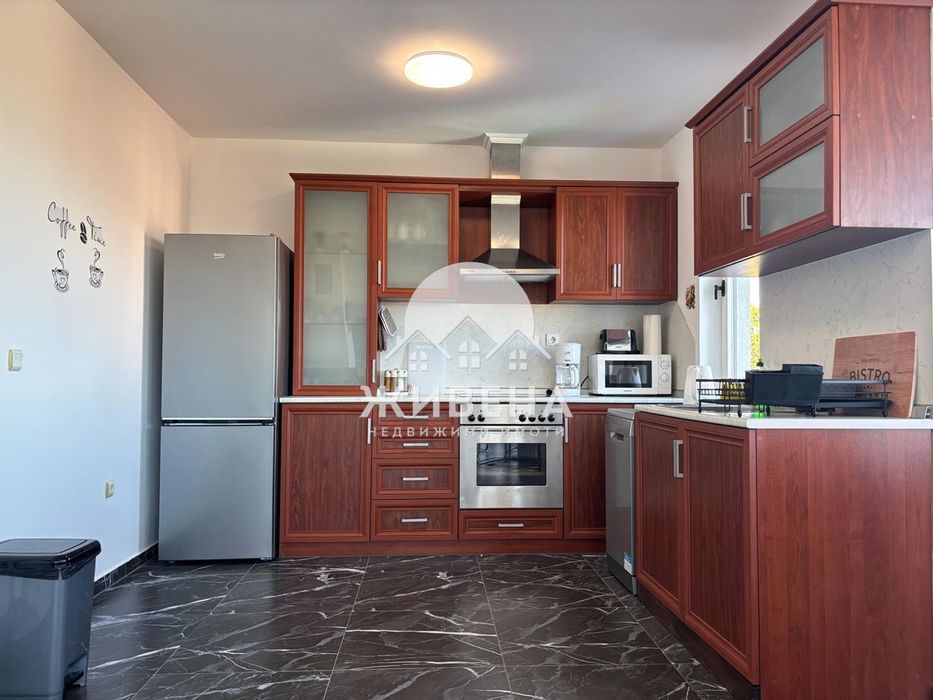 Продава триетажна обзаведена къща в с.Рогачево, площ 300 кв.м