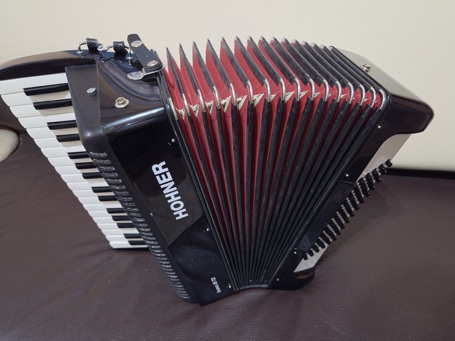 Vând acordeon HOHNER Bravo III 72 bași