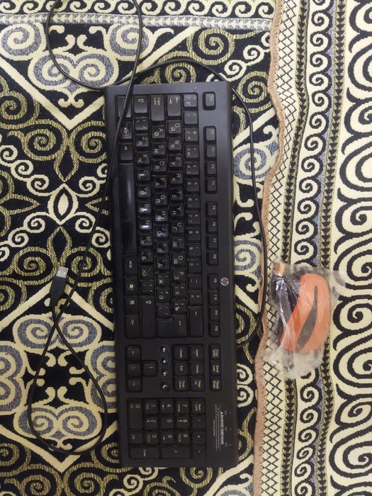 Продаю клавиатуру с мышкой