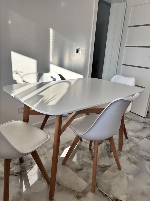 Masa de bucatarie cu 4 scaune