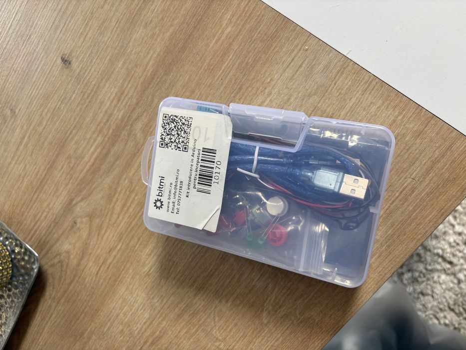 vand kit incepatori Arduino Uno