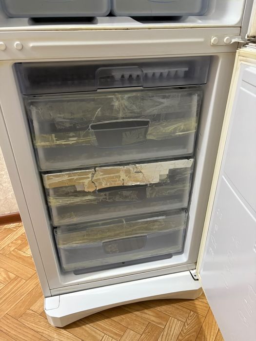 Продам холодильник.     .