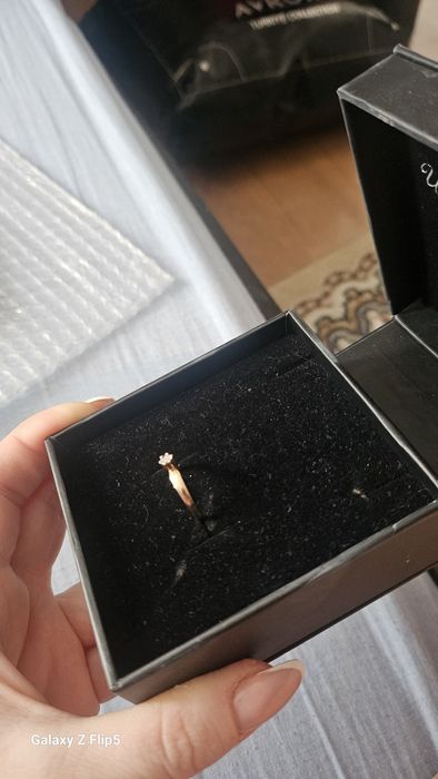 Кольцо с бриллиантом в подарок подвеска