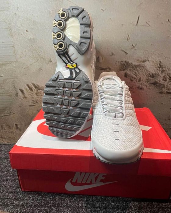 Adidasi nike albi noi