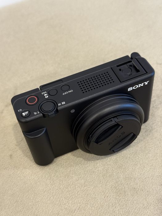 Предлагам чисто нов фотоапарат Sony zv-1f.