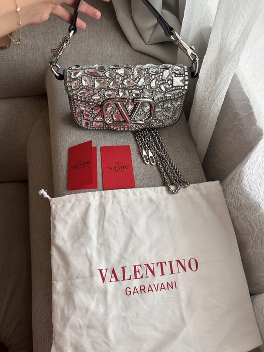 НЕВЕРОЯТНА! Чанта Valentino Garavani с диаманти и камъчета с дълга дръжка