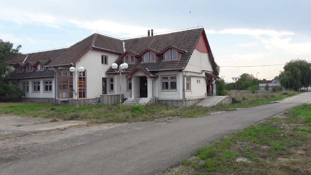 Vand imobil rezidențial suprafata  construita 2450 m piscina interioar