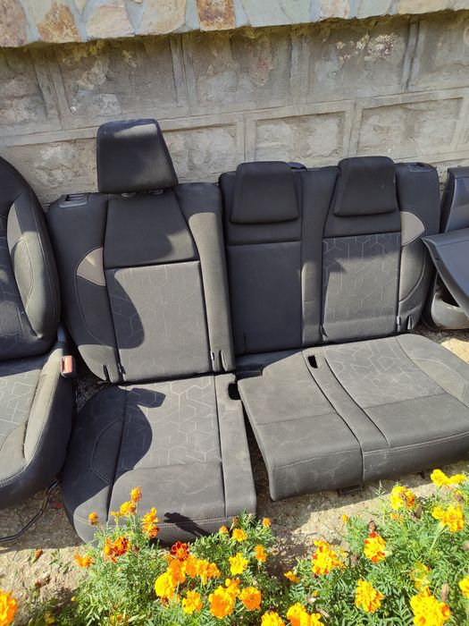 Предна дясна, задните седалки и корите комплект от Пежо 2008